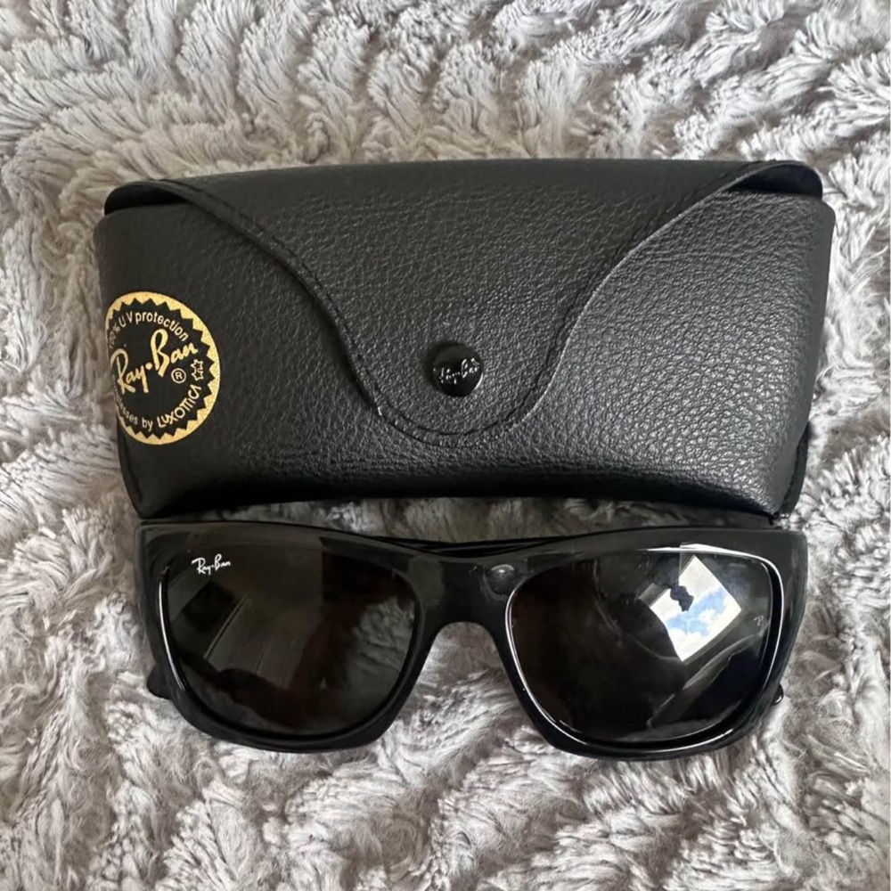 Ray-Ban Black Wayfarer Sunglasses Classic Accessories